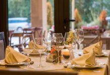Co zrobić z serwetką w restauracji?