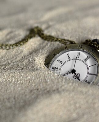 W którą stronę nakręcać zegarek mechaniczny?