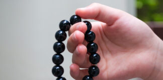 Obsydian — kamień ochrony, intuicji i wewnętrznej prawdy. Dlaczego właśnie on tak fascynuje? obsydian- bransoletka mocy